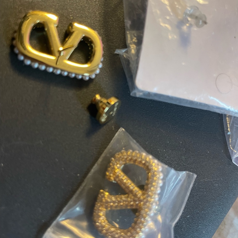 18K V Gold Plate Pave Moissenite Fashionable V Studs HighEnd Qual pre owned - Picture 6 of 7